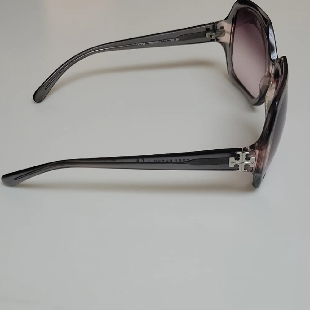 Tory Burch Gray Sunglasses No Callouts - Picture 4 of 12